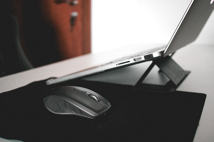 chuột không dây và laptop